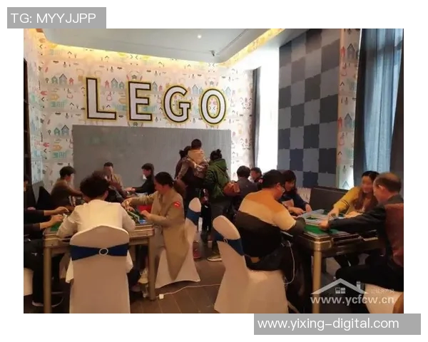 不同足球明星齐聚一堂盛况空前共同上台领奖展现荣耀与友谊 不同足球明星齐聚一堂盛况空前共同上台领奖展现荣耀与友谊