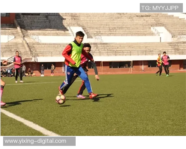 橙色衣服的足球明星如何在赛场上展现个人魅力与团队精神